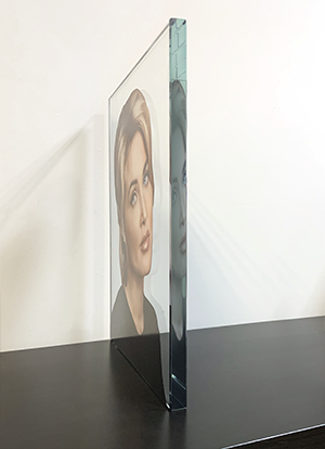 Портрет с прозрачным фоном на стекле